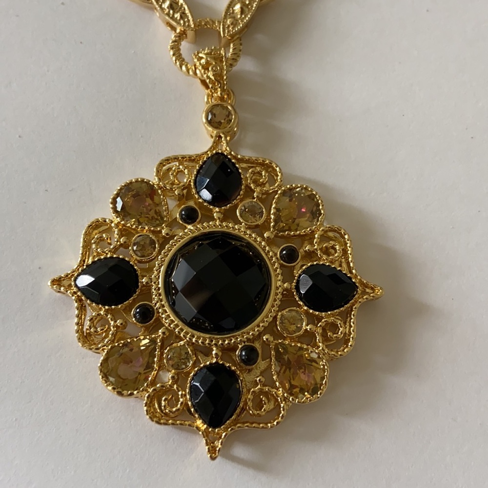 Beautiful Gold Plated Necklace (NWOT)